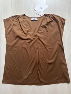【新品】旅行♦︎大人浅めVネックT♦︎肩タックデザイン♦︎茶系