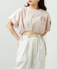 クロップドサイドリボンロゴTシャツ