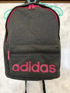 adidas リュック グレー ピンク
