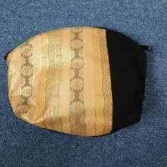 和柄デザインの金色と黒色のポーチ