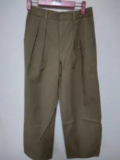 チノバレルレッグタックパンツ　GU チノパン　ボトムス S カーキ系