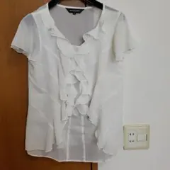 クイーンズコート　ホワイトシフォン半袖トップス フリル付き