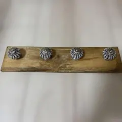 壁掛けラック 4フック 自然木 花柄ノブ
