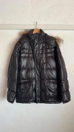 黒のダウンジャケット フード付き