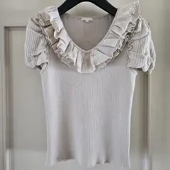TO BE CHIC フリル付き Vネック 半袖ニット トップスのサムネイル