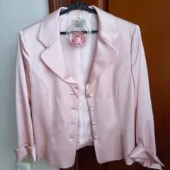 Aylesburyサテンピンクジャケット 11号 ワンピース、花のブローチ付き