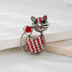 猫デザインのシルバーブローチ