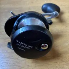 シマノTORIUM 2000HG 超美品 s-l400.jpg