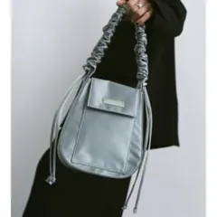 un/neu ギャザーハンドル サテン フラップバッグ シルバー