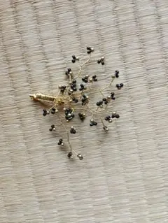 エレガントなツリー型ブローチ 黒と金