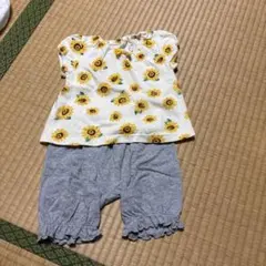 ひまわり柄トップスとグレーのパンツセット