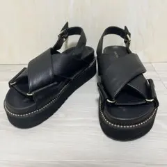 未使用級　SHIPS 24cm 厚底　プラットフォーム クロススタッズ サンダルのサムネイル