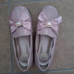 リボン付きピンクフォーマルシューズ