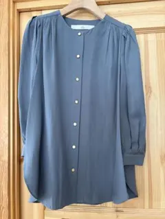 TIARA ブルーグレー とろみ　七分袖 ボタン付きブラウス