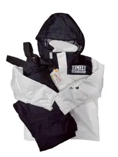 新品 スノーボード　スキーウェア 子ども用130 上下セット　キッズ