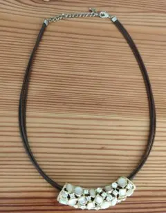 ゴールドとホワイト、3連紐のネックレス