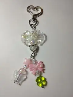 ビーズキーホルダー　チャーム　白　クローバー