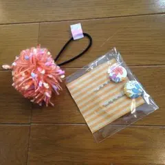ハンドメイド/ぽんぽんヘアゴムとくるみボタンヘアピンのセット