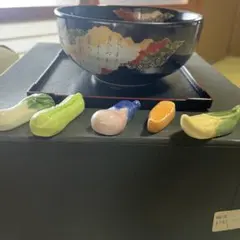 和風デザインの黒い浅皿と小皿セット