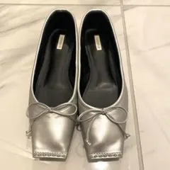 ほぼ未使用Roger Vivier クリームエナメル フラットシューズ　34.5 ほぼ未使用Roger Vivier クリームエナメル フラットシューズ 34.5
