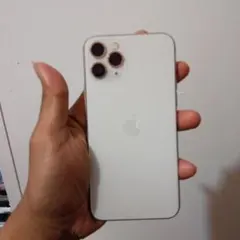 Apple iPhone 11 64GB ホワイト 本体 SIM AU です。