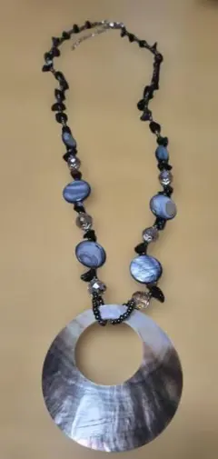 黒蝶貝のチャームと貝ビーズのロング ネックレス　コスチュームジュエリー