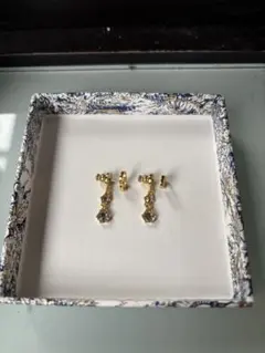 ゴールド ダングルピアス クリスタル付き