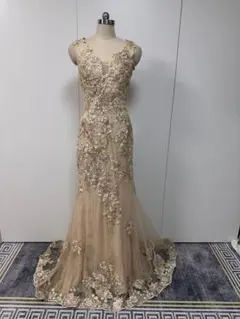 刺繍入りベージュドレス