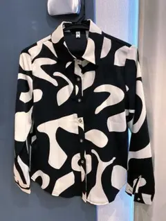 長袖シャツ 黒と白の抽象パターン