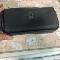 猫のロゴ付き黒ポーチ