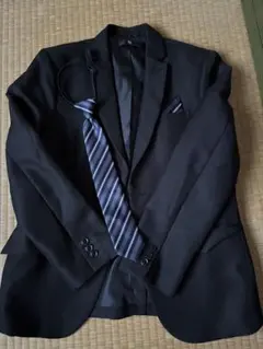 黒スーツ・水色ボタンダウン・ネクタイ付き