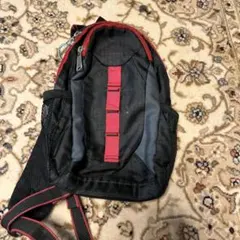 adidasナイロン製スリングバッグ 黒/赤