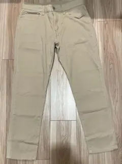 ベージュ チノパン