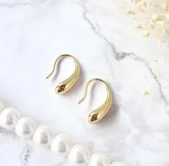 【新品】ティアドロップピアス　ゴールド　金　しずく　水滴　上品　シンプル