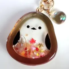 シマエナガのレジンキーホルダー　チャーム　シャカシャカ　シェイカー　秋　紅葉