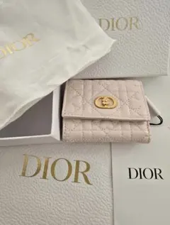 Dior ベージュキルティング三つ折り財布 - メルカリ