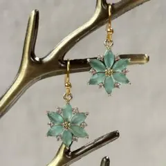 【ハンドメイド ピアス】　サージカルステンレス　フラワーチャームのピアス①