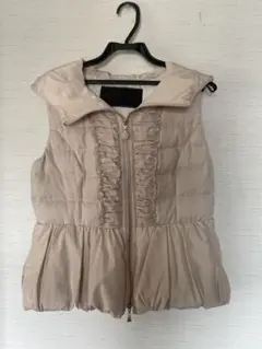 【新品】トゥービーシッ　フリル付きベージュダウンベスト