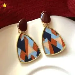 幾何学模様ピアス　レッド　カジュアル　エレガント　秋冬コーデ　個性的　カラフル