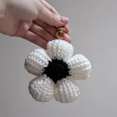 ぷっくりお花キーホルダー White×Black