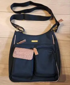 レディースショルダーバッグ ブラック 多収納　軽量