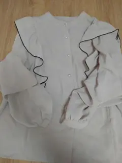 フリル付き　ベージュブラウス