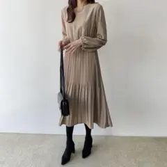 ベージュ系のプリーツワンピース