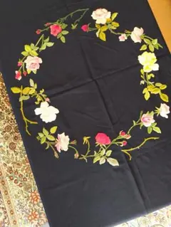 刺繍花模様の黒いテーブルクロス　ハンドメイド　ビンテージ