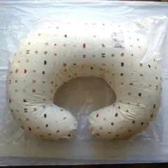 赤ちゃんの城 授乳クッション トイズ柄 クリーム色