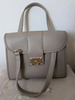 ダイアナ　ベージュ フラップ付きハンドバッグ