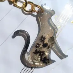 猫モチーフ レジンチャーム キーホルダー 草花