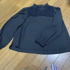 黒の長袖ブラウスのサムネイル