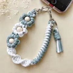【ハンドメイド】パラコード お花のハンドストラップ｜スマホストラップ くすみ水色