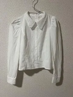 レース襟の白い長袖シャツ